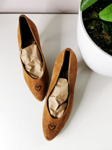 Vintage 80s suede brown embroidered pumps shoes