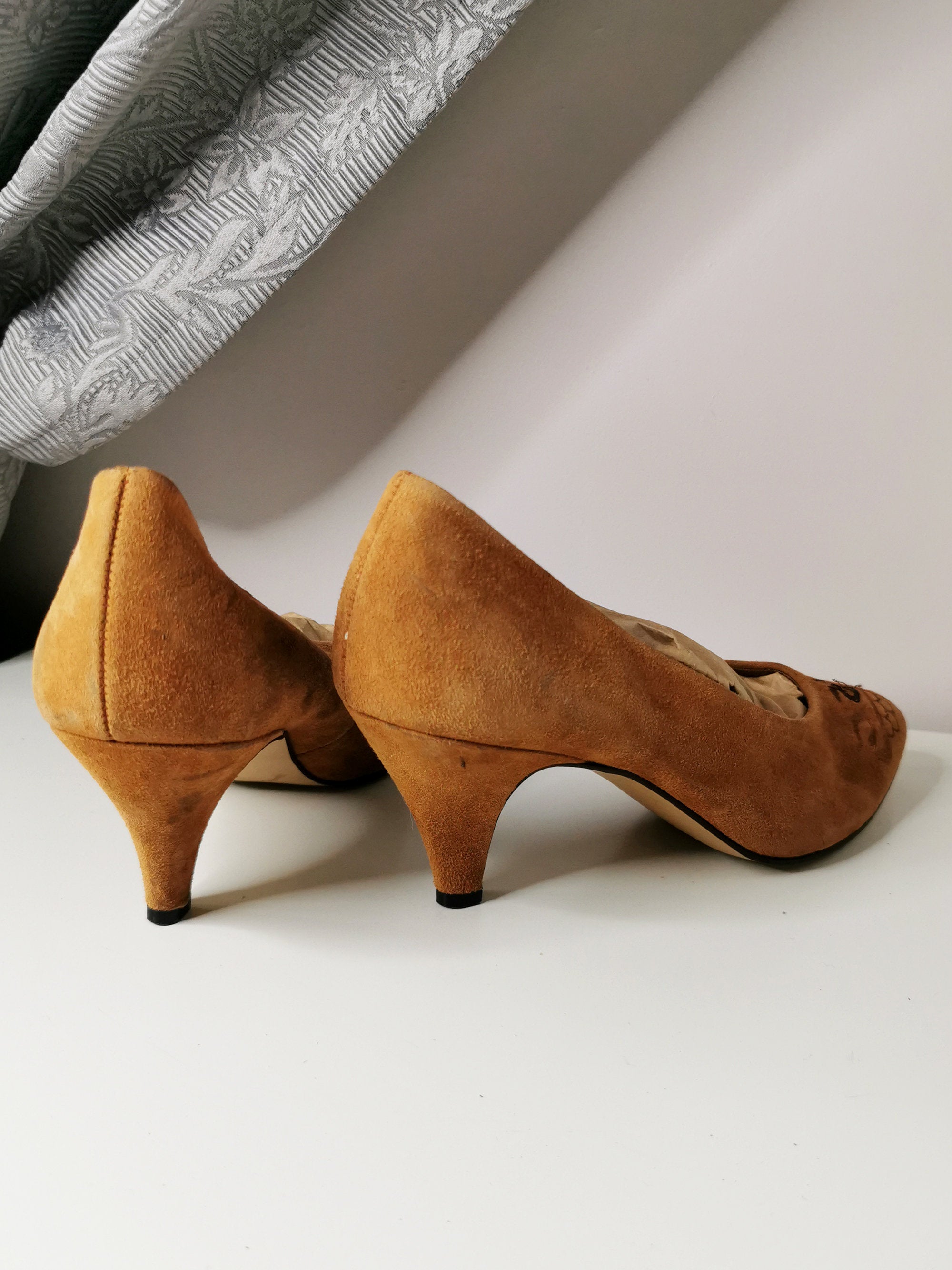 Vintage 80s suede brown embroidered pumps shoes