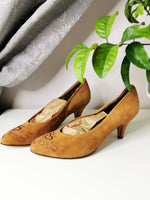 Load image into Gallery viewer, Vintage 80s suede brown embroidered pumps shoes
