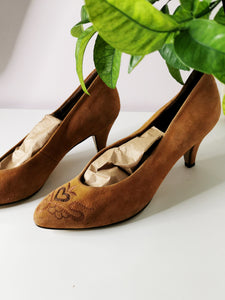 Vintage 80s suede brown embroidered pumps shoes