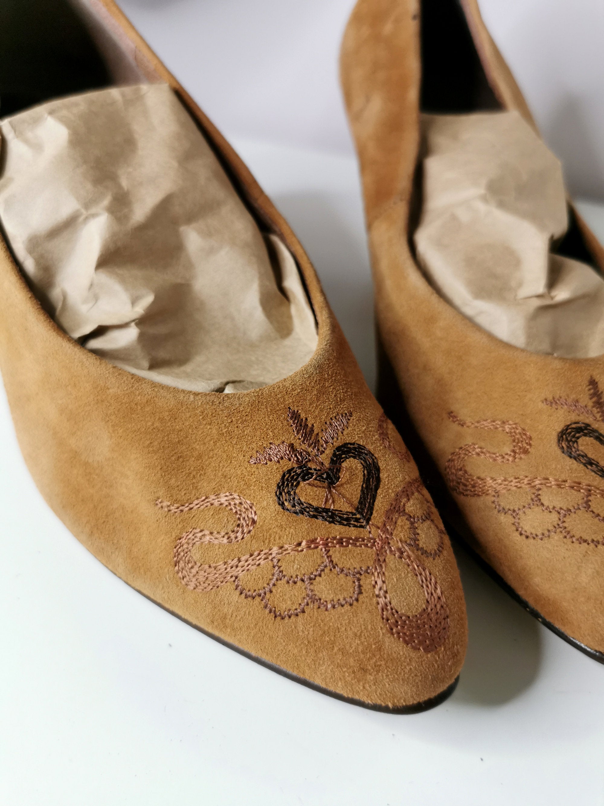 Vintage 80s suede brown embroidered pumps shoes