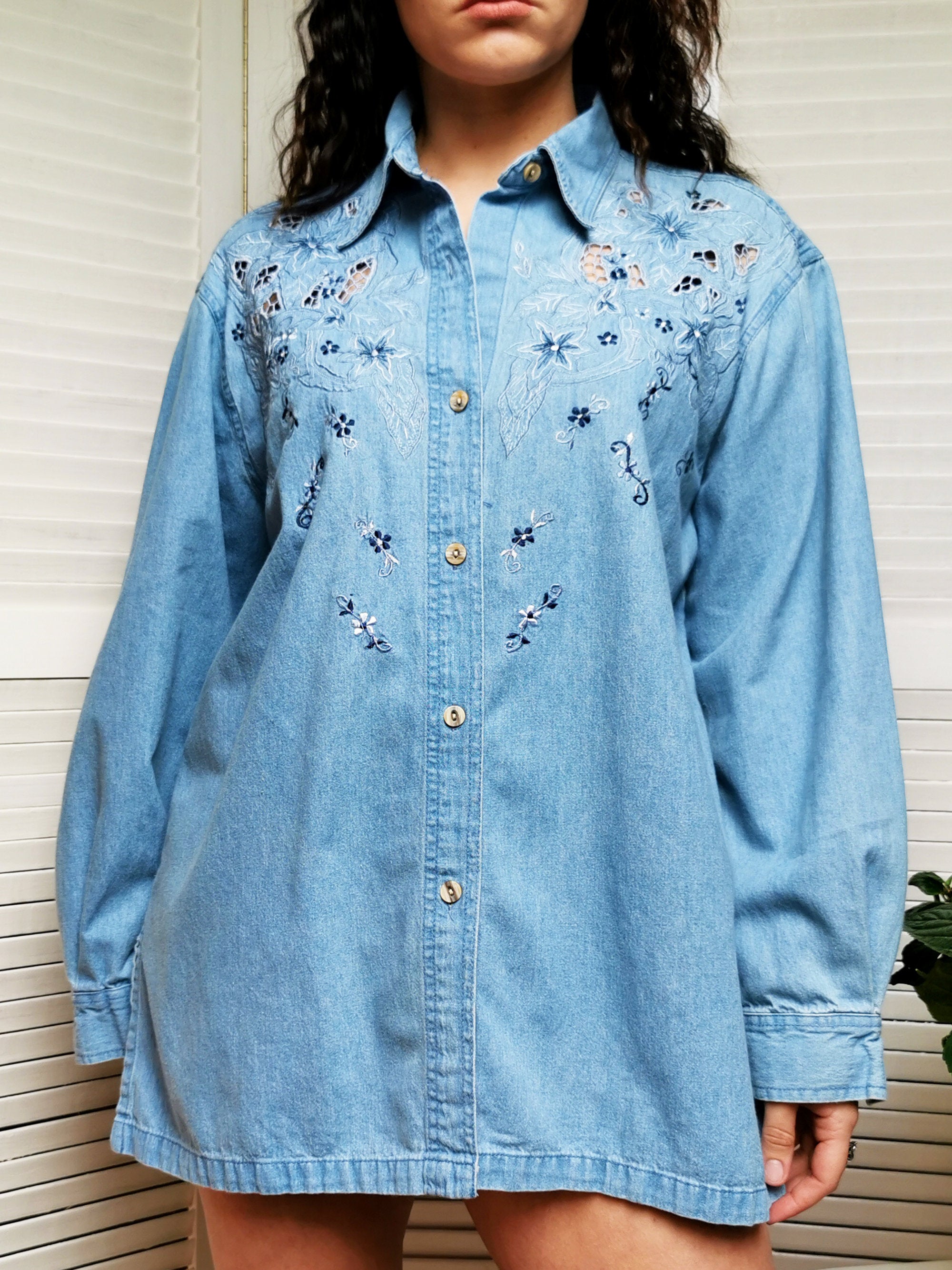Vintage 90s floral embroidery denim blue oversize shirt
