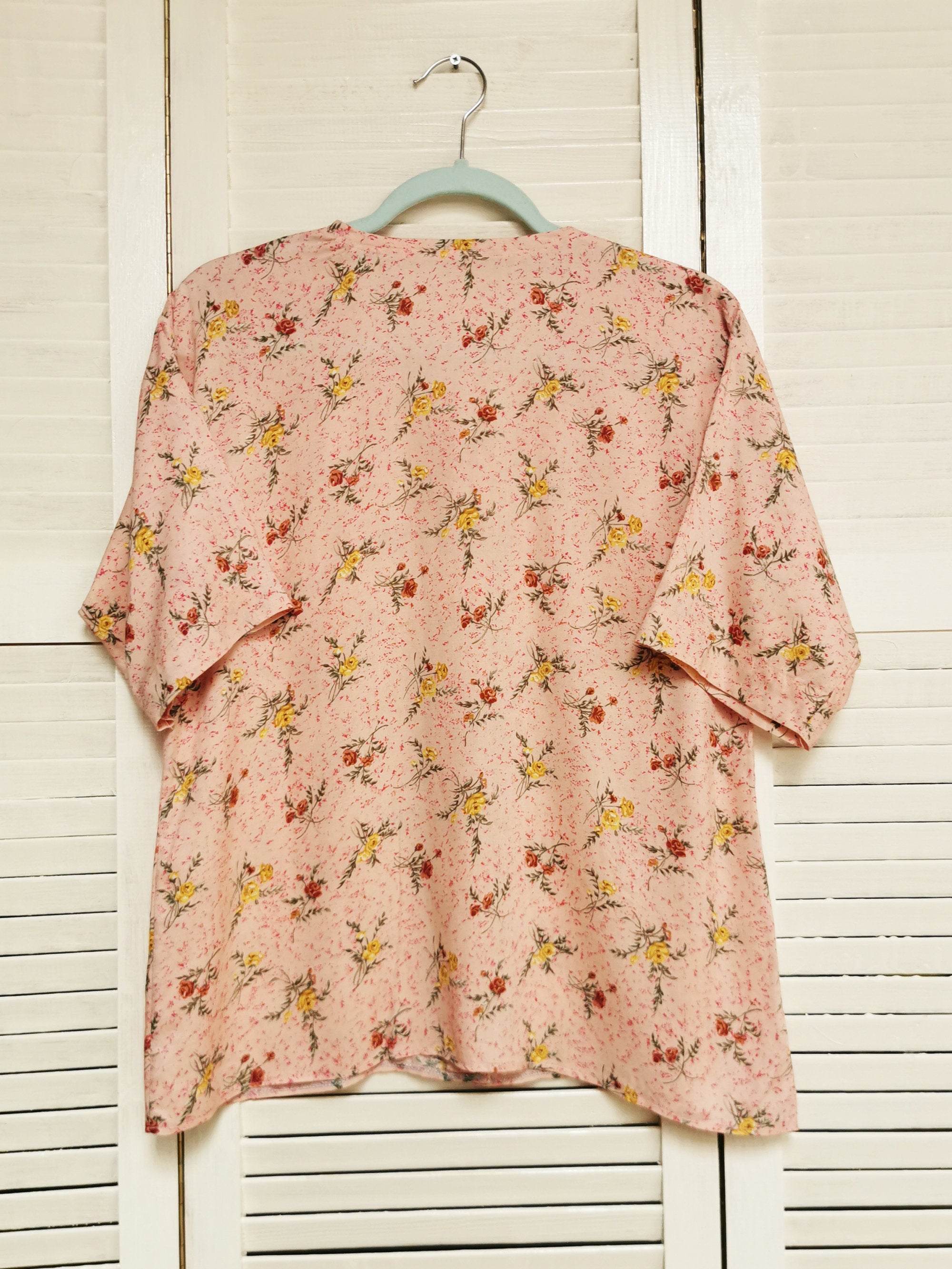 Vintage 80s minimalist pink flower print blouse top