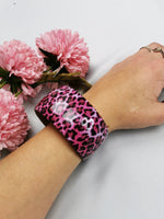 Load image into Gallery viewer, Y2K vintage plastic pink animal print round bracelet
