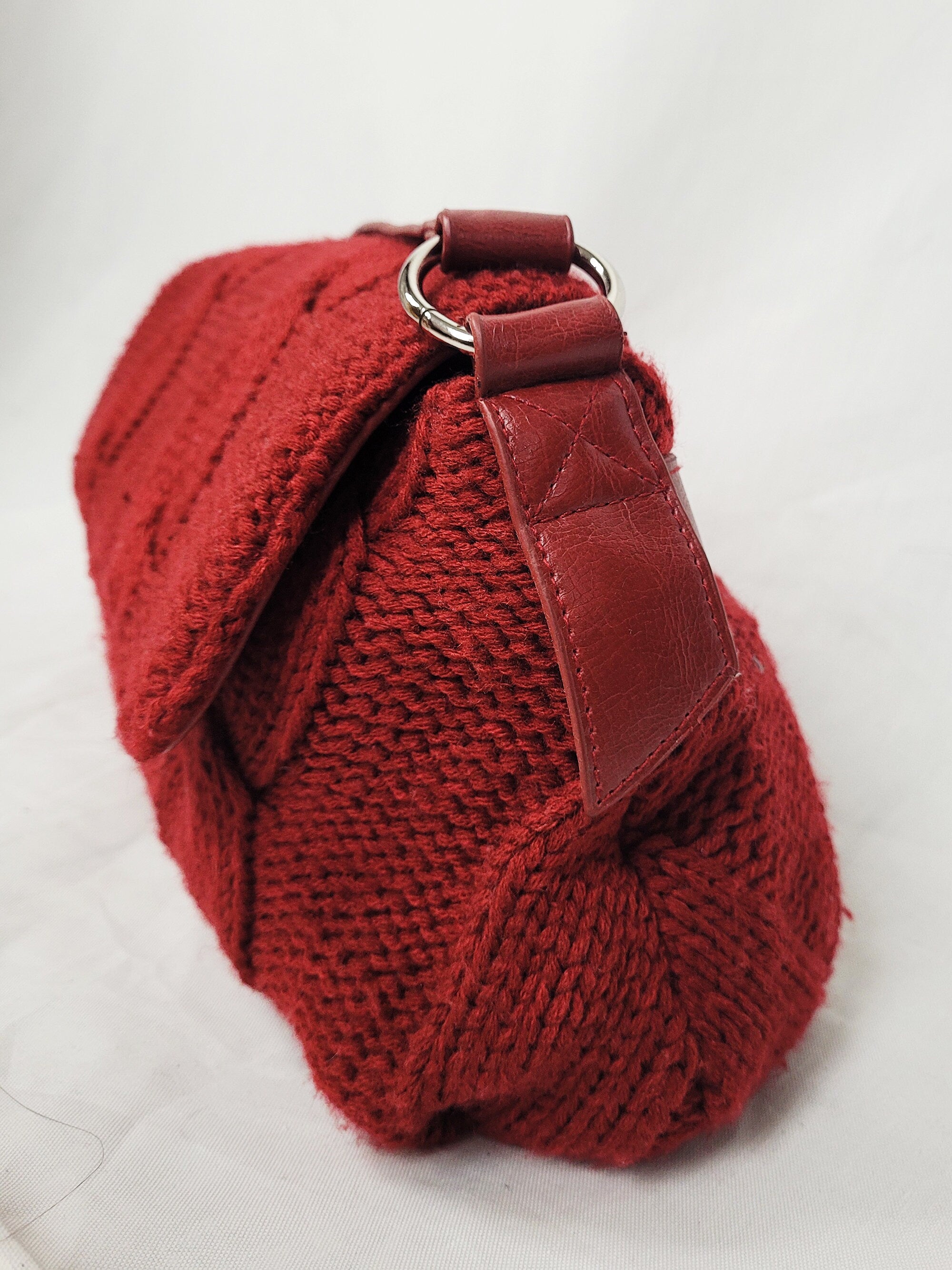 Vintage 90s red knitted baguette shoulder bag