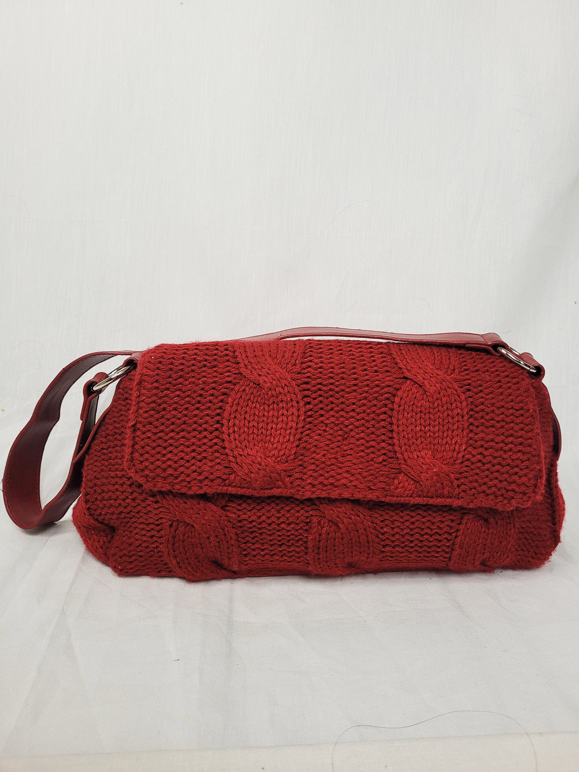 Vintage 90s red knitted baguette shoulder bag