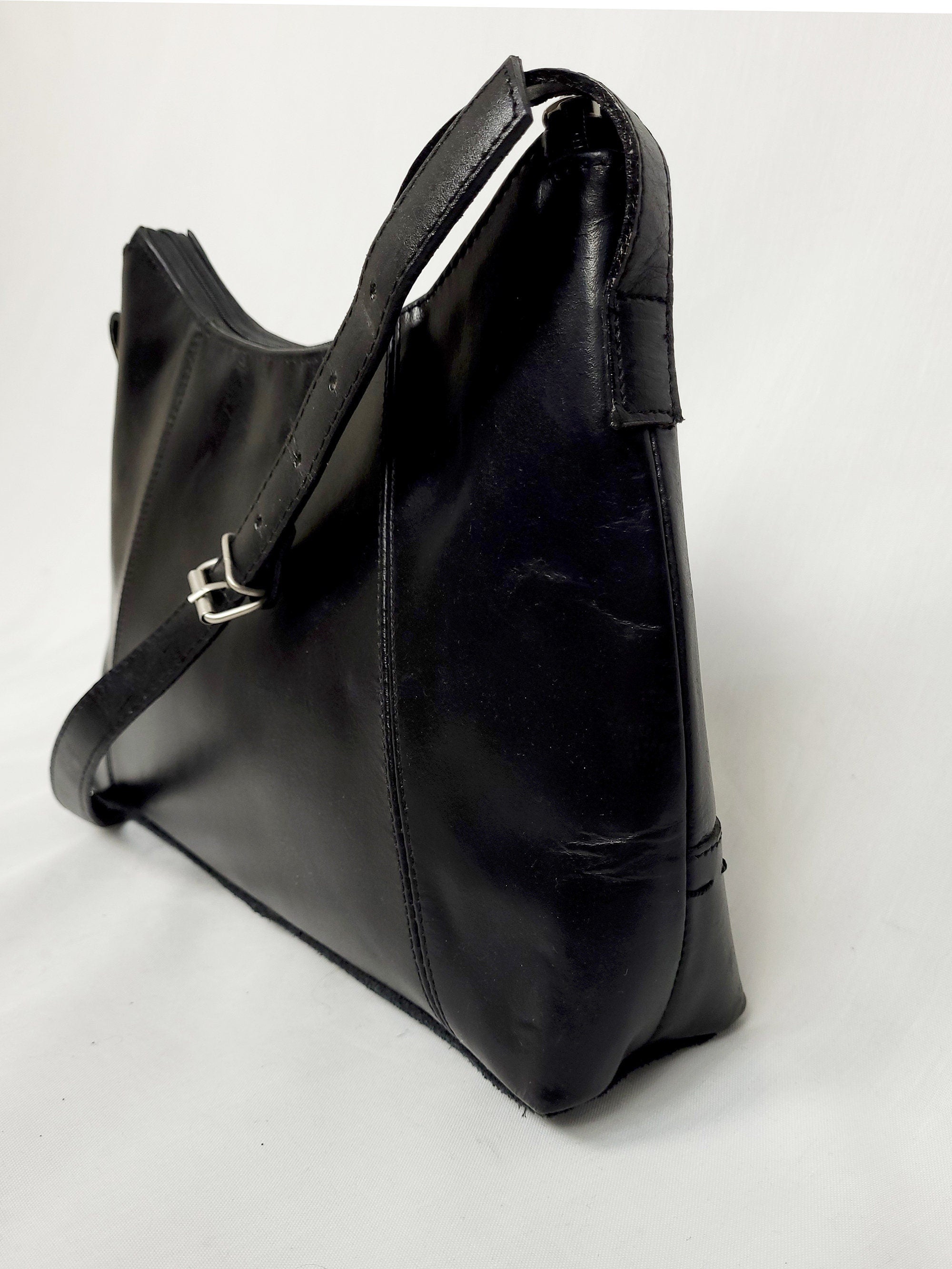 Vintage 90s minimalist black leather shoulder bag