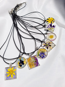 Handmade pendant, Dried flower resin round pendant necklace, pressed flower jewelry, floral herbarium collar,  R1