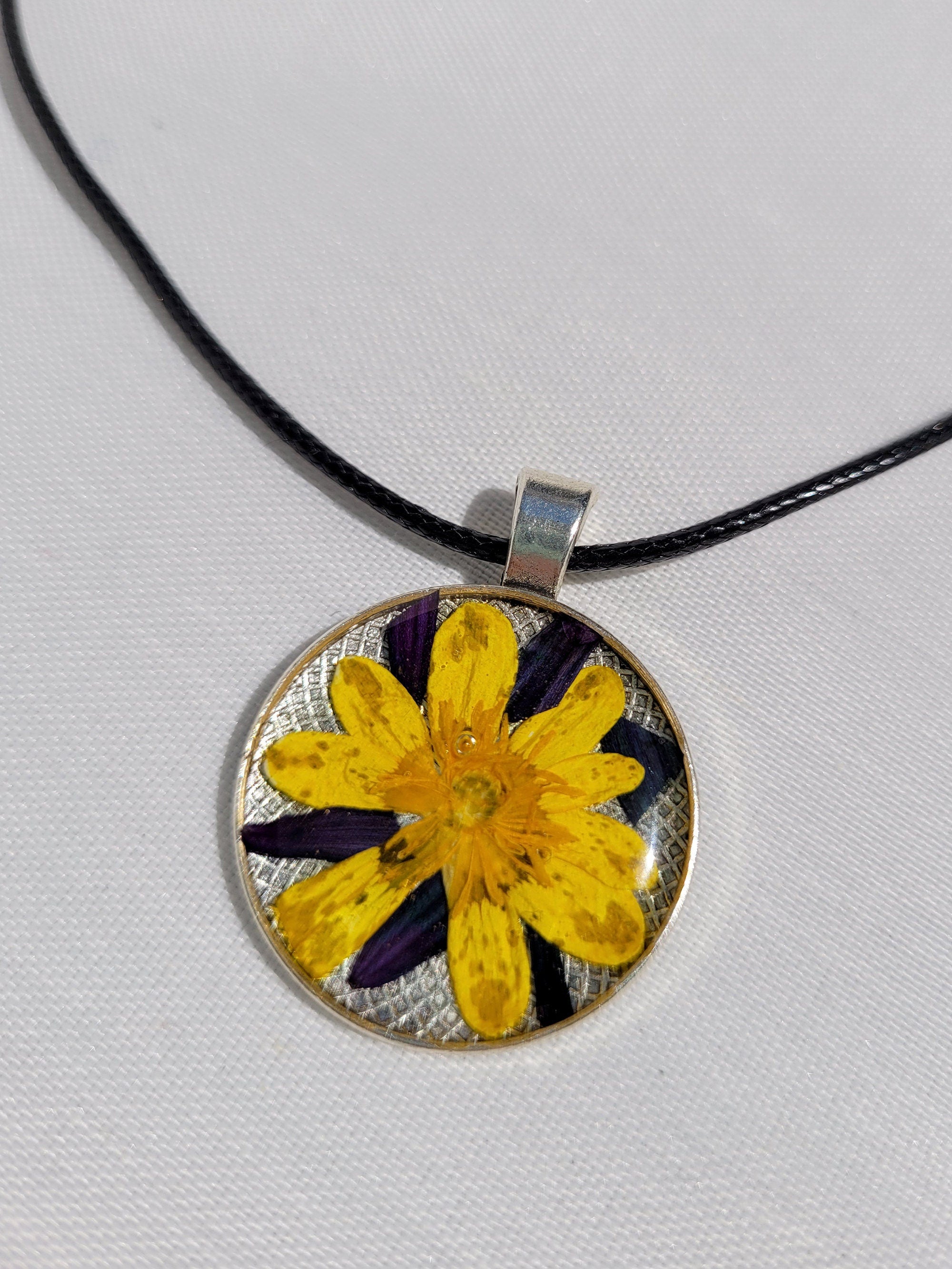 Handmade pendant, Dried flower resin round pendant necklace, pressed flower jewelry, floral herbarium collar,  R1