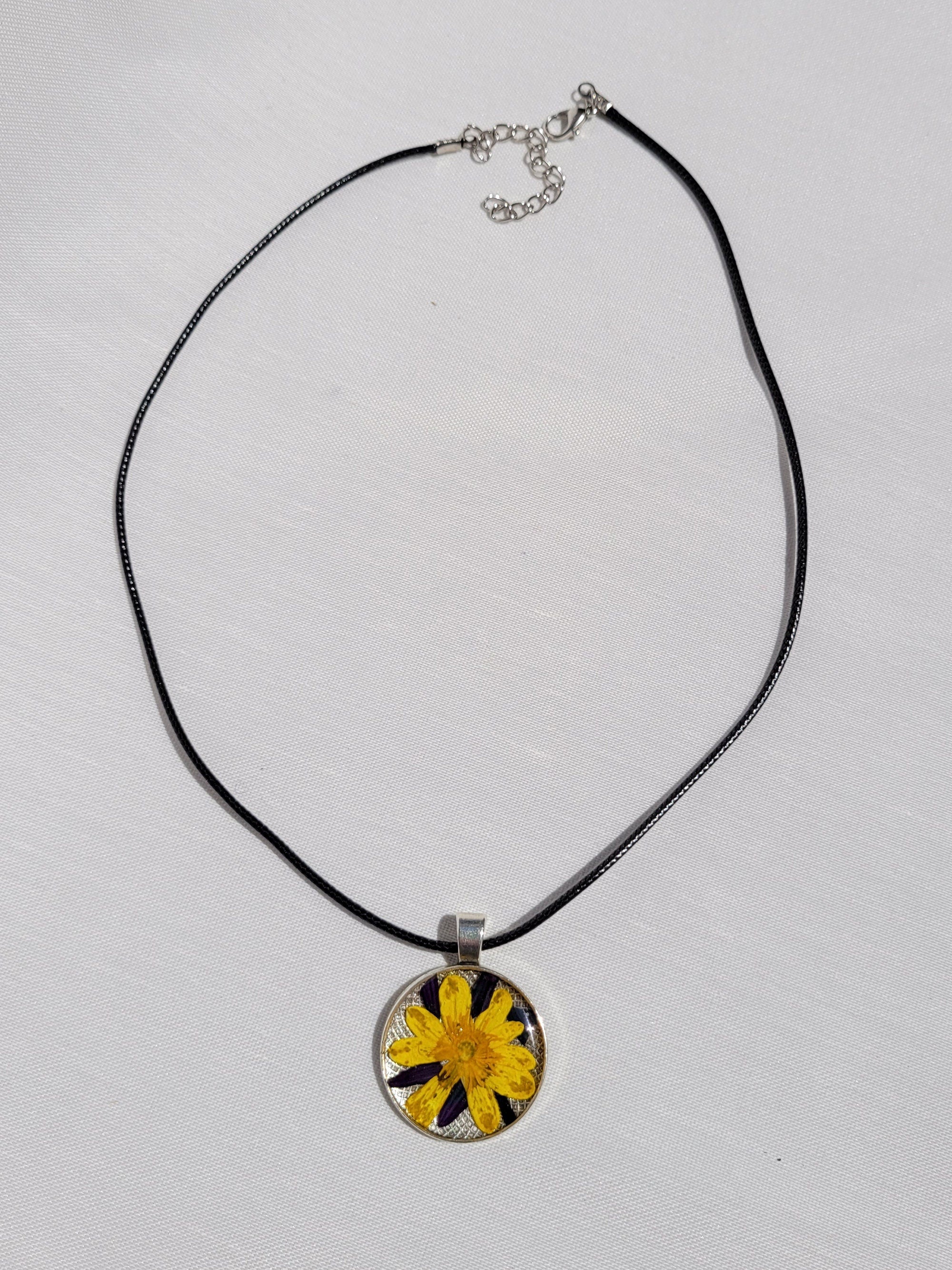 Handmade pendant, Dried flower resin round pendant necklace, pressed flower jewelry, floral herbarium collar,  R1