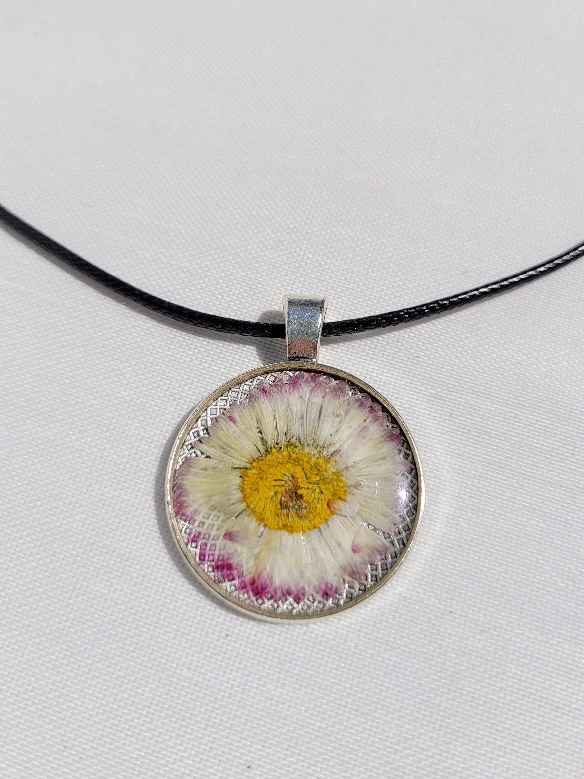 Dried flower resin round pendant necklace, Handmade pendant, pressed flower jewelry, floral herbarium collar,  R2