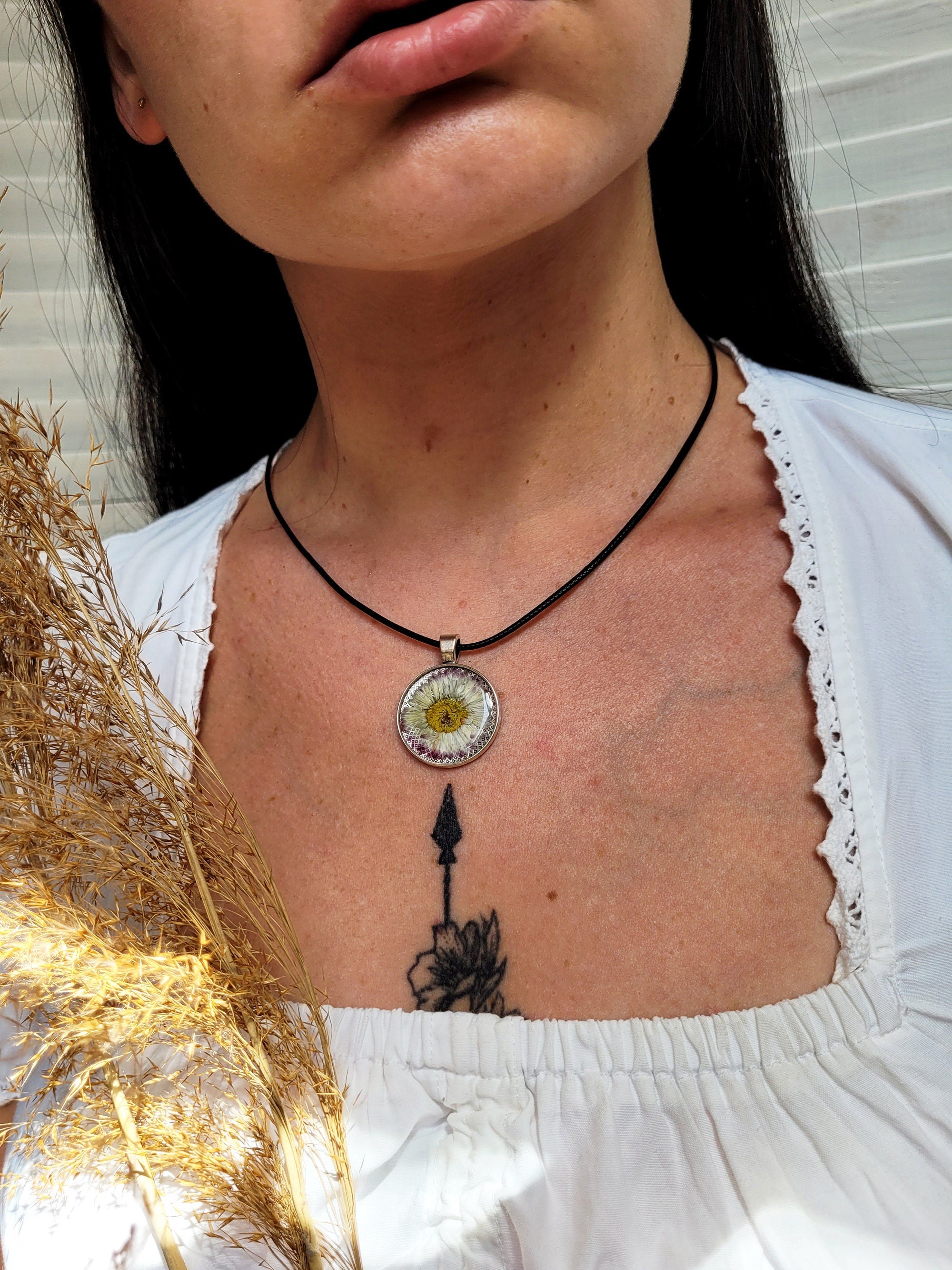Dried flower resin round pendant necklace, Handmade pendant, pressed flower jewelry, floral herbarium collar,  R2