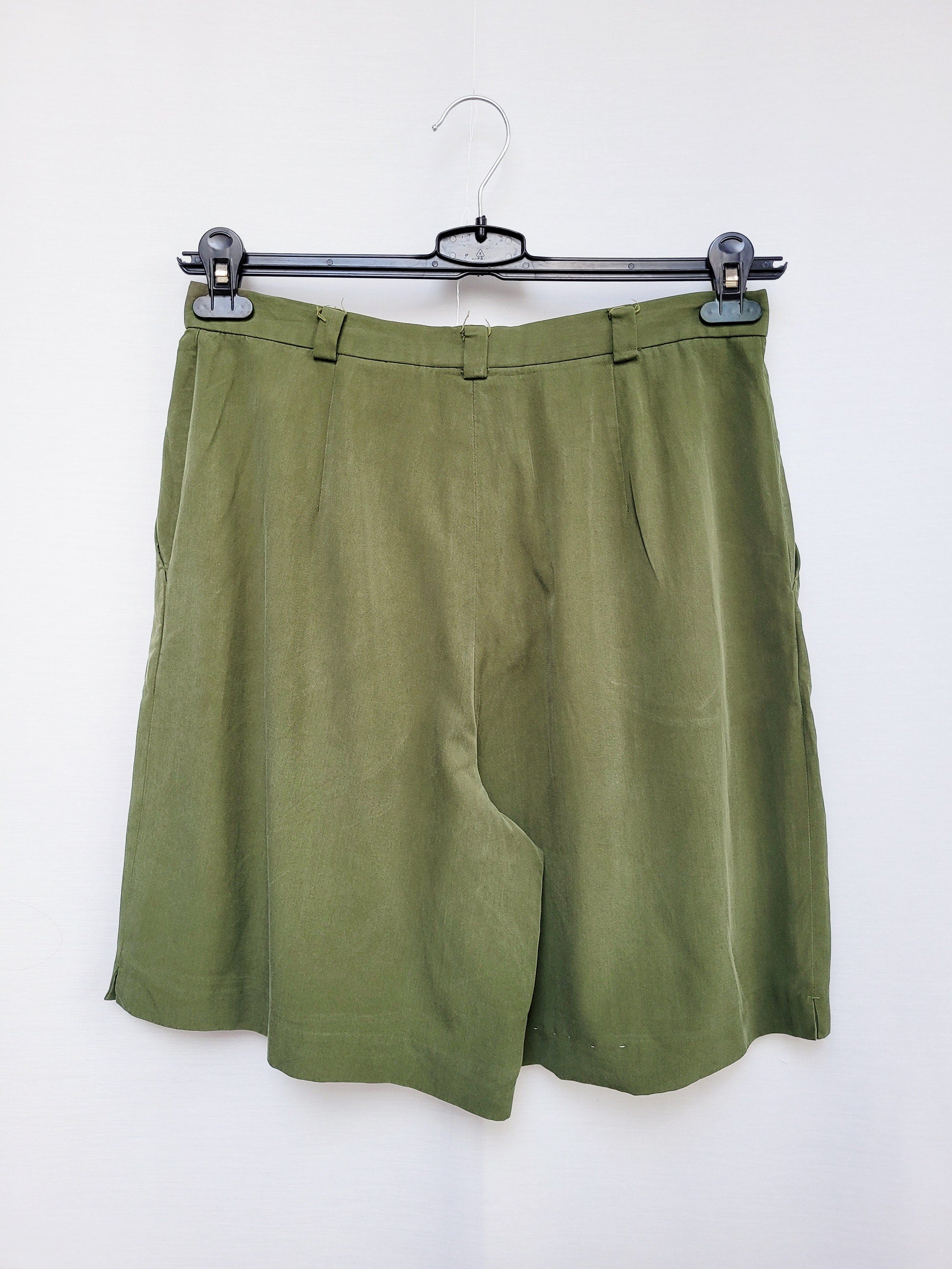 Vintage Betty Barclay 90s minimalist khaki green summer shorts