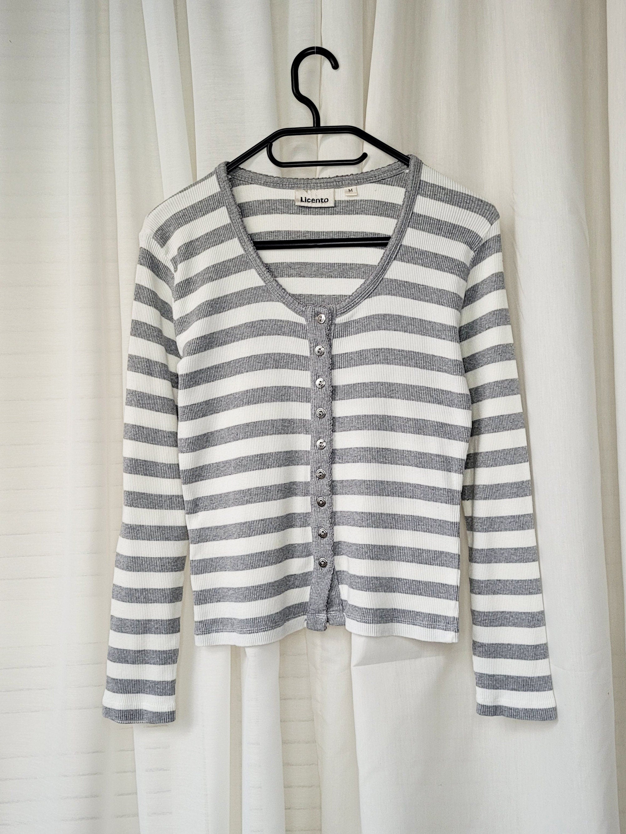 Vintage Y2K 00s grey & white striped buttons down top