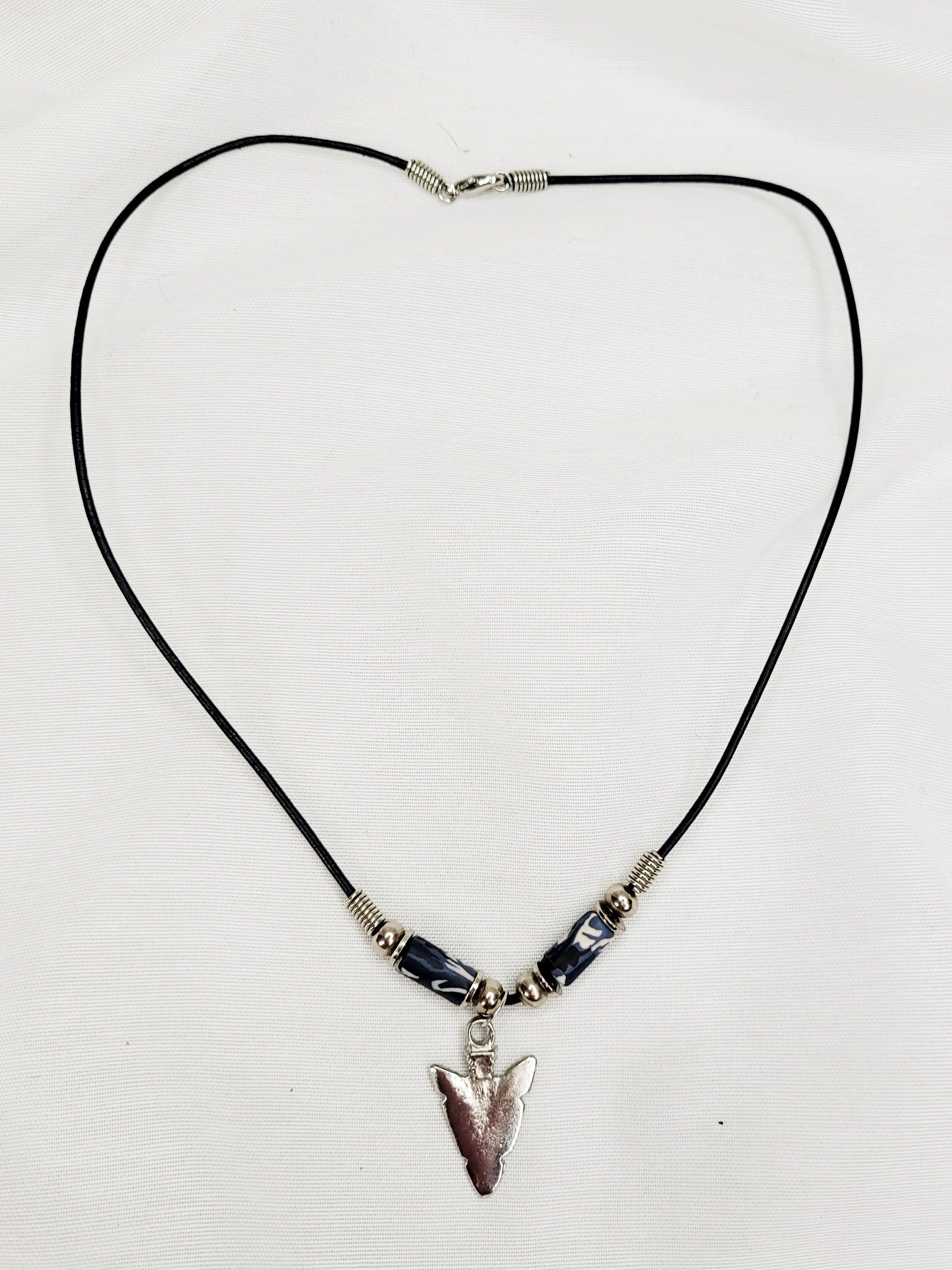 Vintage Y2K arrow pendant camo beads necklace