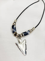 Load image into Gallery viewer, Vintage Y2K arrow pendant camo beads necklace
