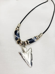 Vintage Y2K arrow pendant camo beads necklace