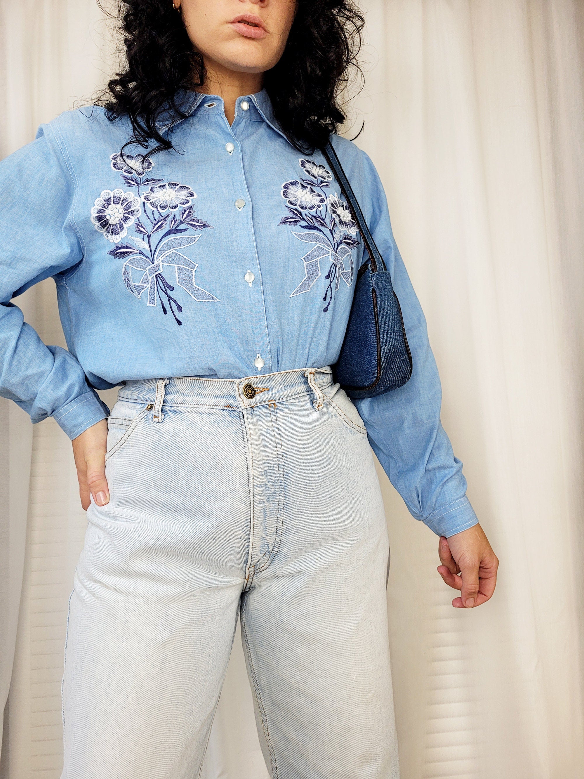 Vintage 90s blue flower embroidered shirt blouse