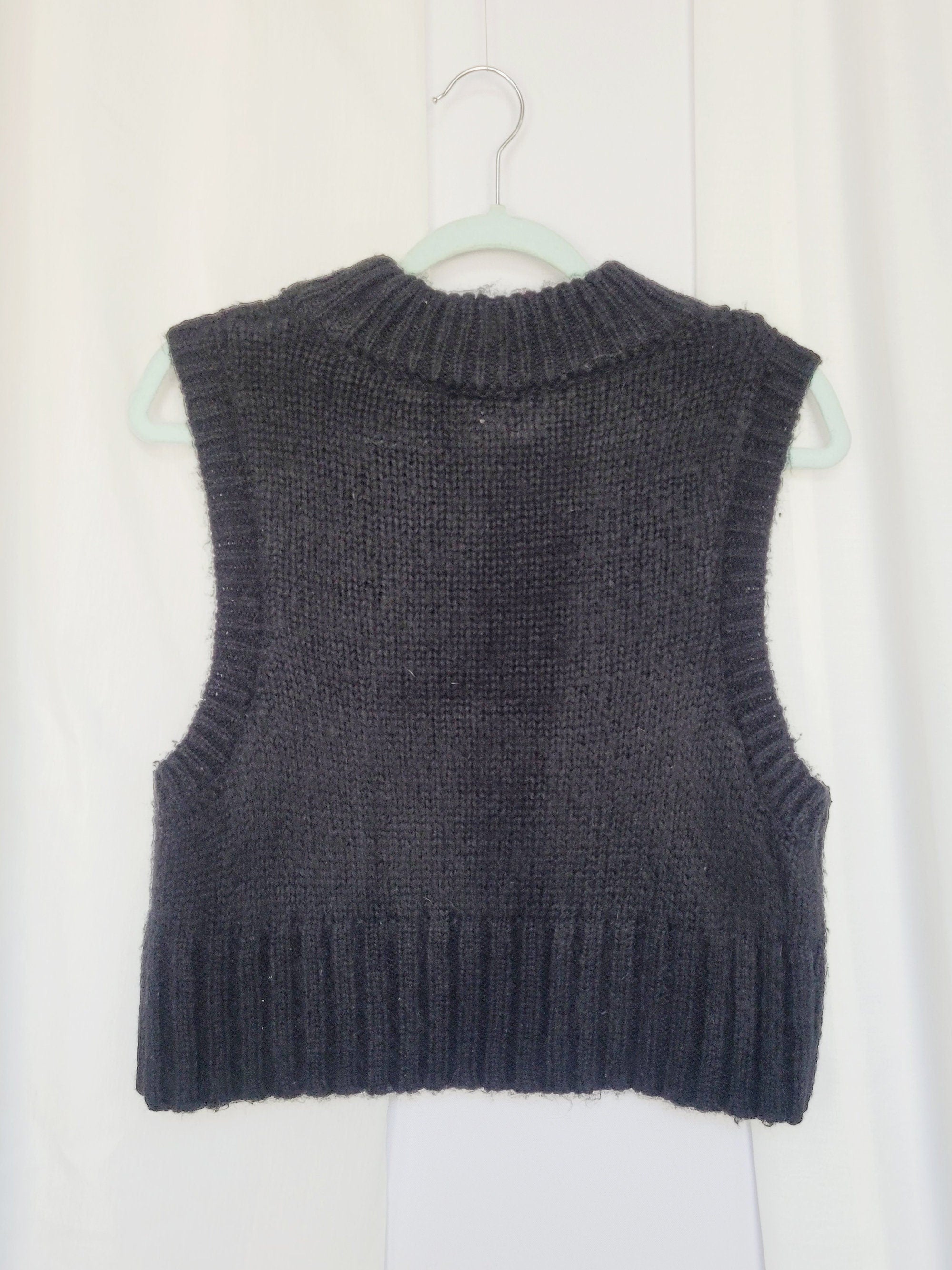 Retro 90s black minimalist cable knit sleeveless top