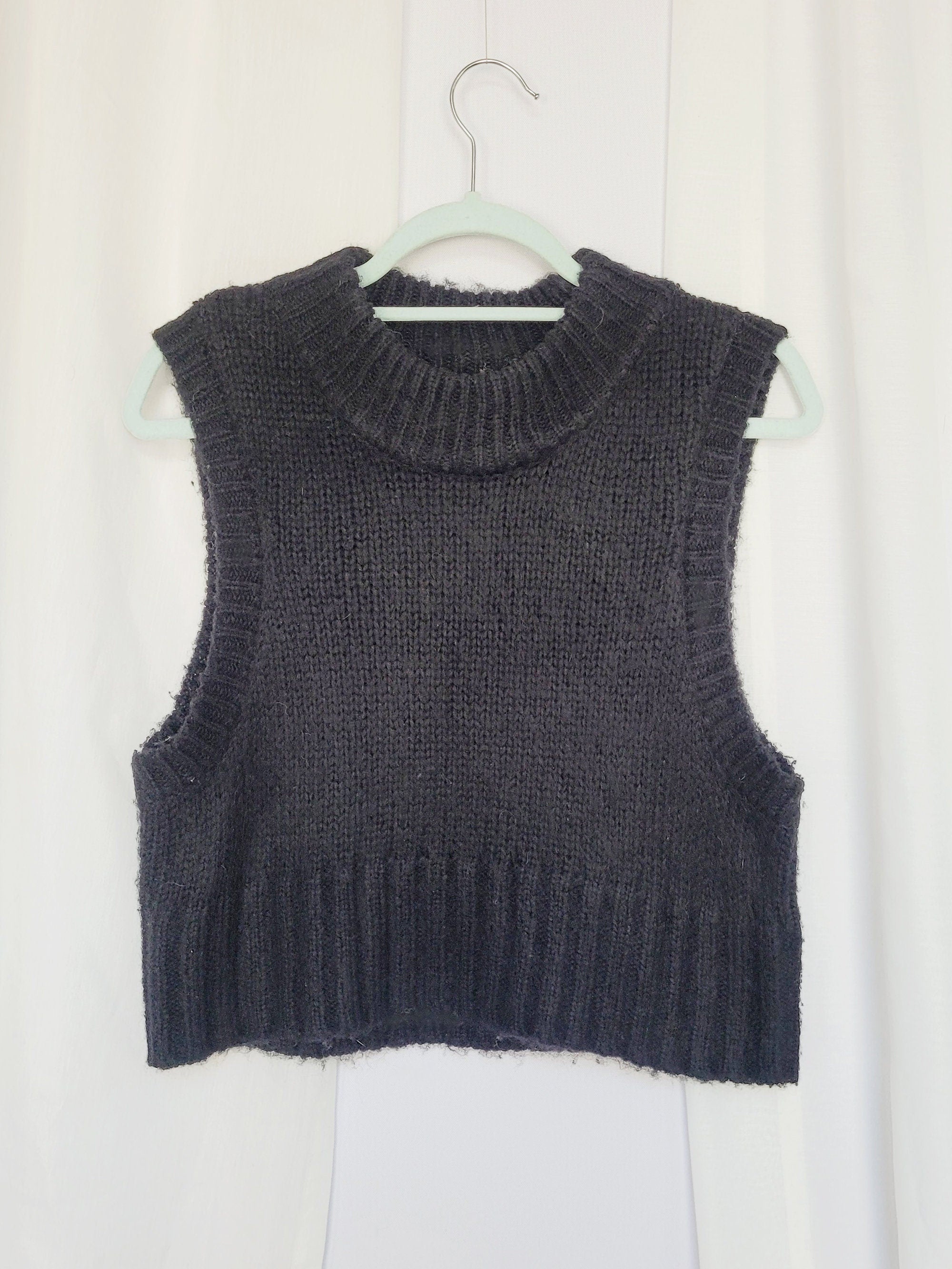 Retro 90s black minimalist cable knit sleeveless top