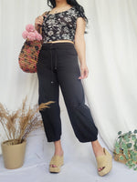 Load image into Gallery viewer, Vintage 90s black minimalist medium waist crop capris pants
